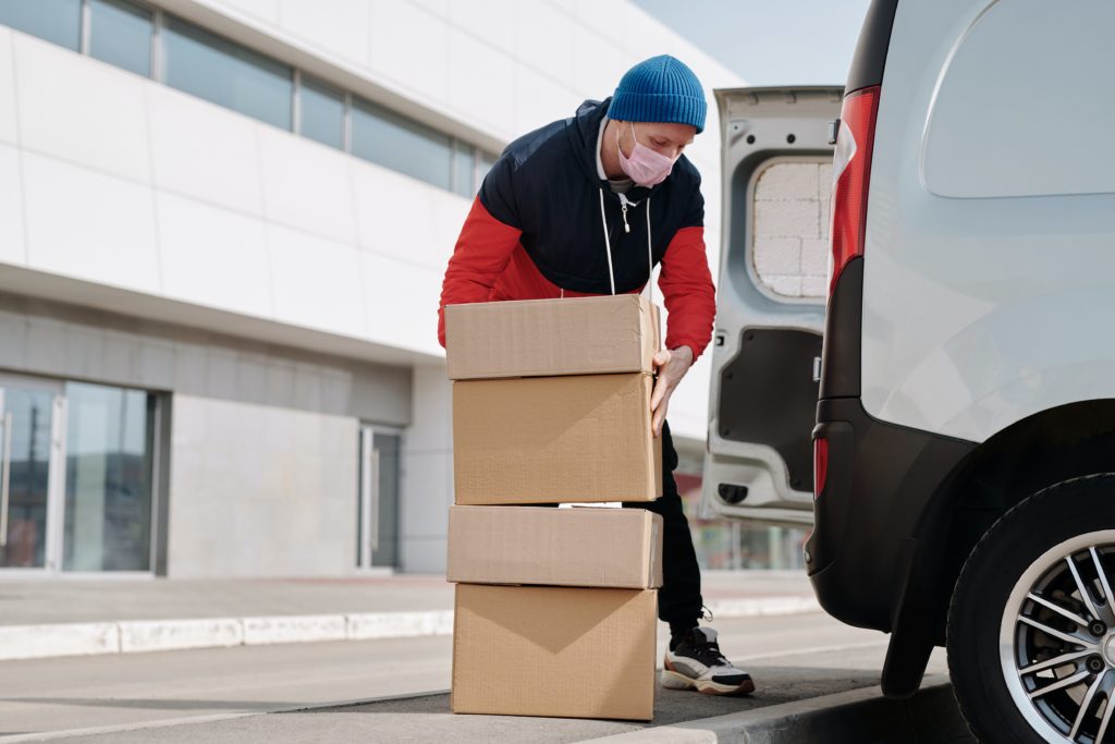 Un Noël historique pour la logistique en effet, les secteurs du transport et de la livraison en France estiment une augmentation entre 20% et 40% de leurs activités sur le quatrième trimestre 2020. Cette hausse exceptionnelle est bien sûr due de la crise de la COVID-19 et aux deux confinements mais également à l’essor du e-commerce depuis quelques années.